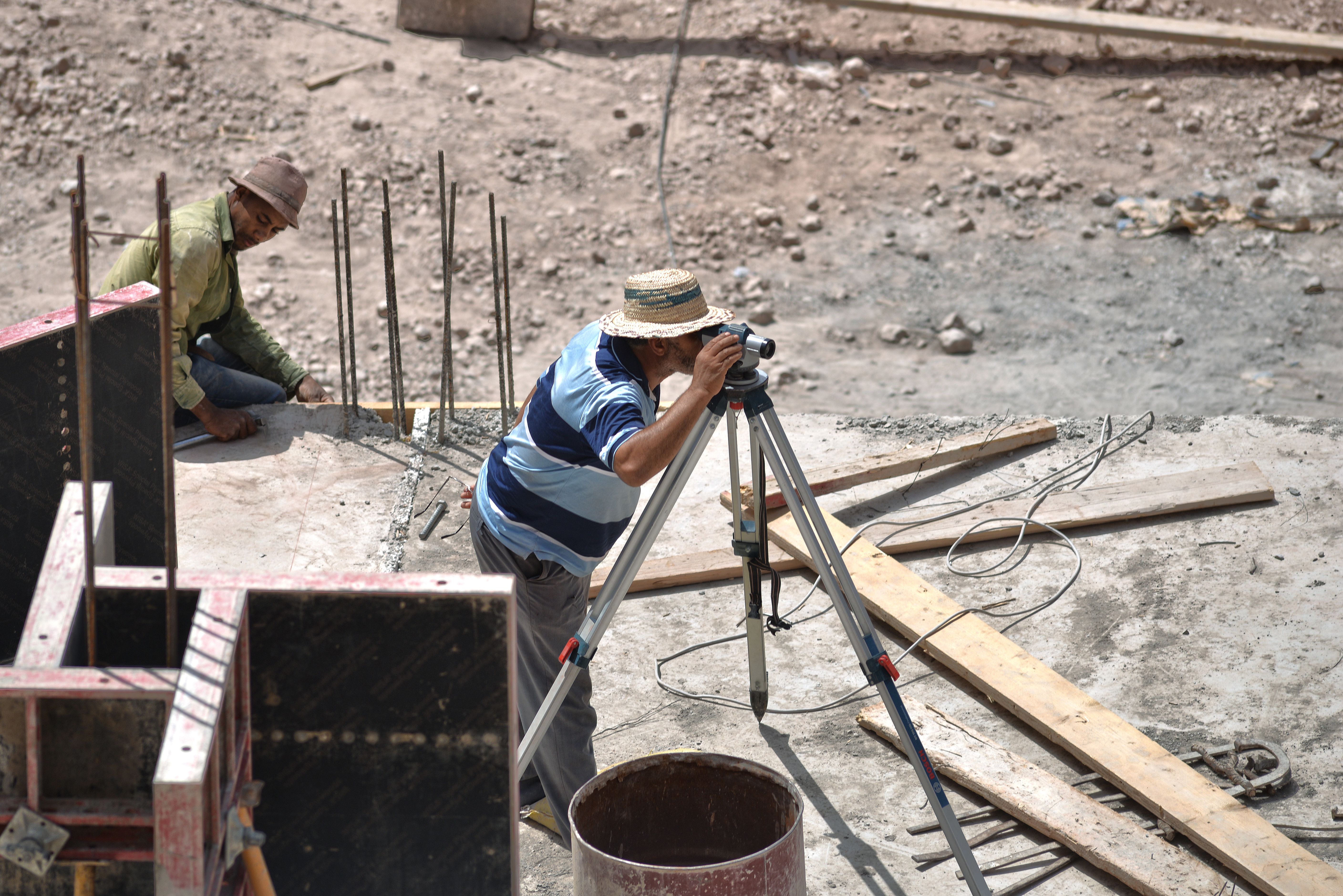 Instrument set over formwork to transfer the centre line onto the ground